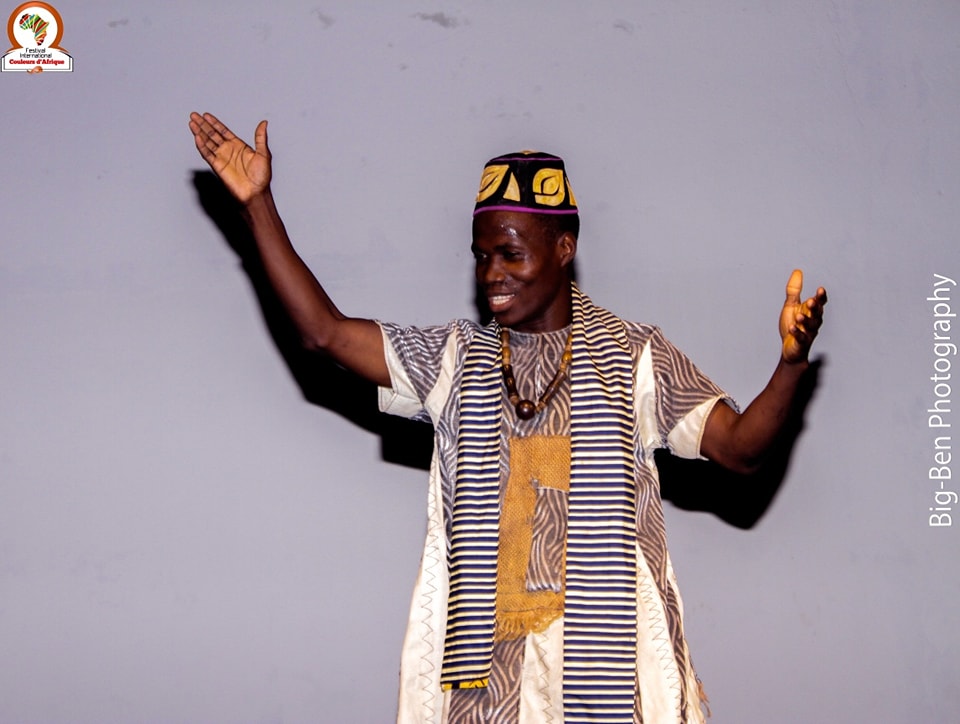 Photo de scène spectacle #Gbèho de Ange HOUNKPATIN #Aïnonvi_Conteur