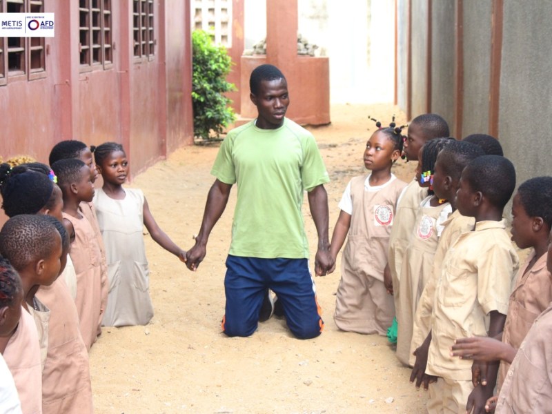 L’artiste Zadok-Ange Hounkpatin initie les écoliers de Porto-Novo aux techniques d’arts&nbsp;oratoires