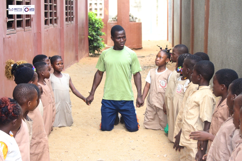 L’artiste Zadok-Ange Hounkpatin initie les écoliers de Porto-Novo aux techniques d’arts&nbsp;oratoires